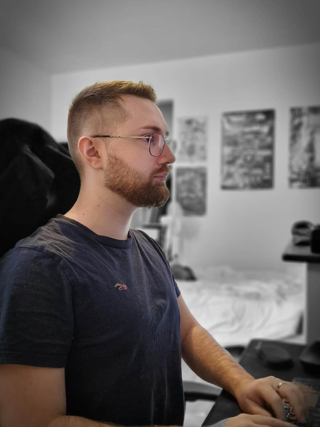 Photo de moi assis à mon bureau, tapant au clavier